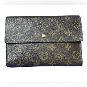 Luis Vuitton pochette passport trifold wallet